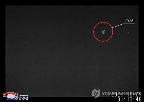 북한 외무성은 11일 저녁 조선중앙통신을 통해 중대 성명을 발표하고 "한국은 지난 3일과 9일에 이어 10일에도 심야시간을 노려 무인기를 평양시 중구역 상공에 침범시켜 수많은 반공화국 정치모략 선동 삐라(대북전단)를 살포하는 천인공노할 만행을 감행했다"며 이같이 말했다. 사진은 북한이 공개한 무인기.  [평양 조선중앙통신=연합뉴스]